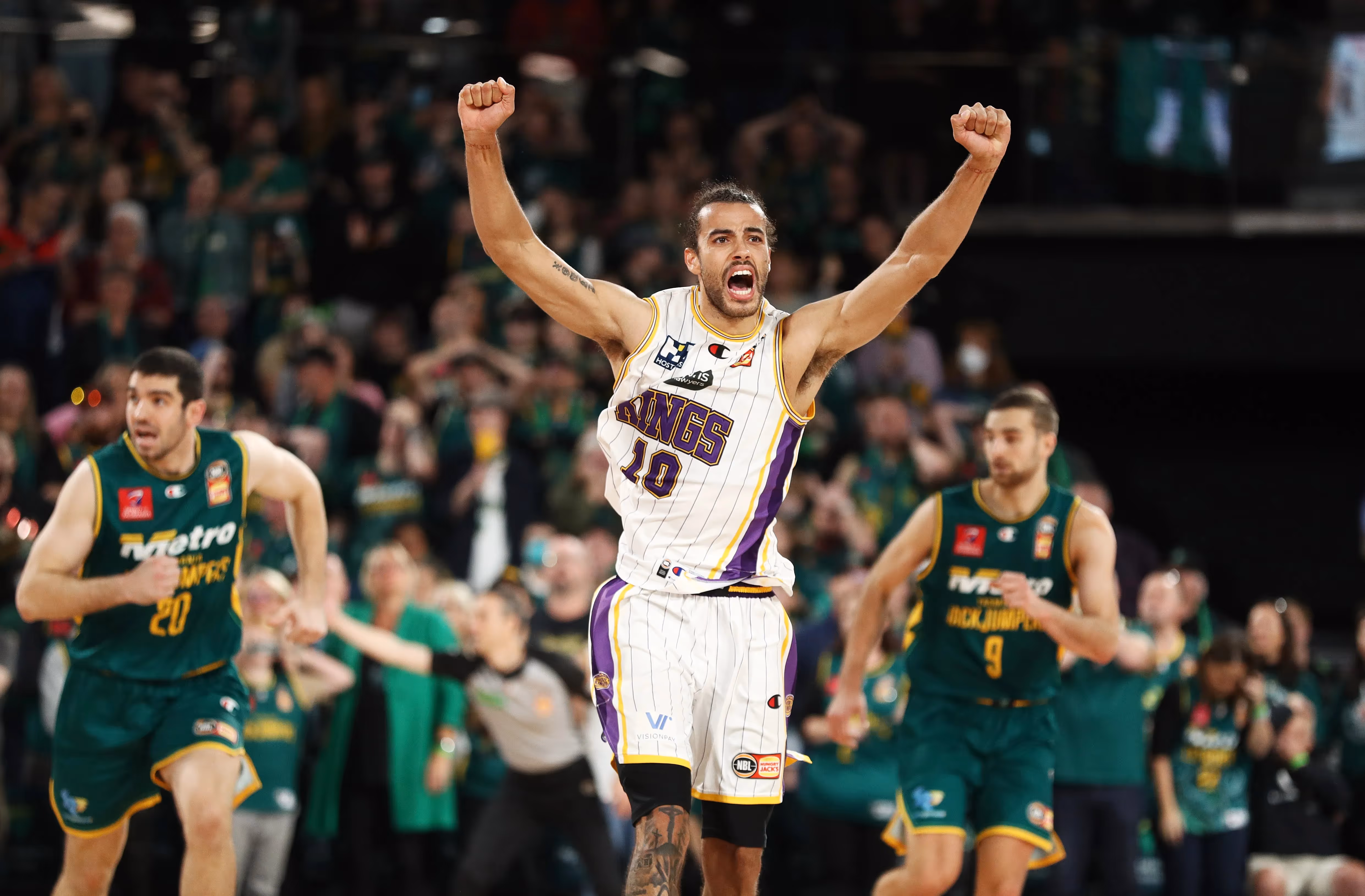 GF MVP Xavier Cooks Re-Signs with Sydney