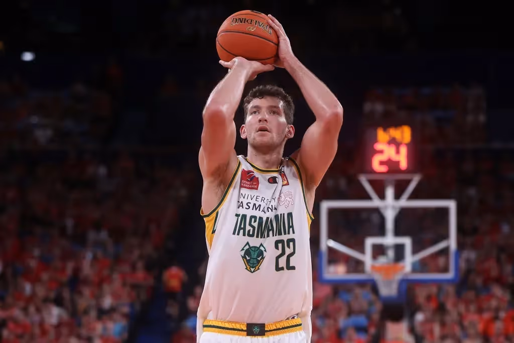 Magnay Re-Signs with JackJumpers