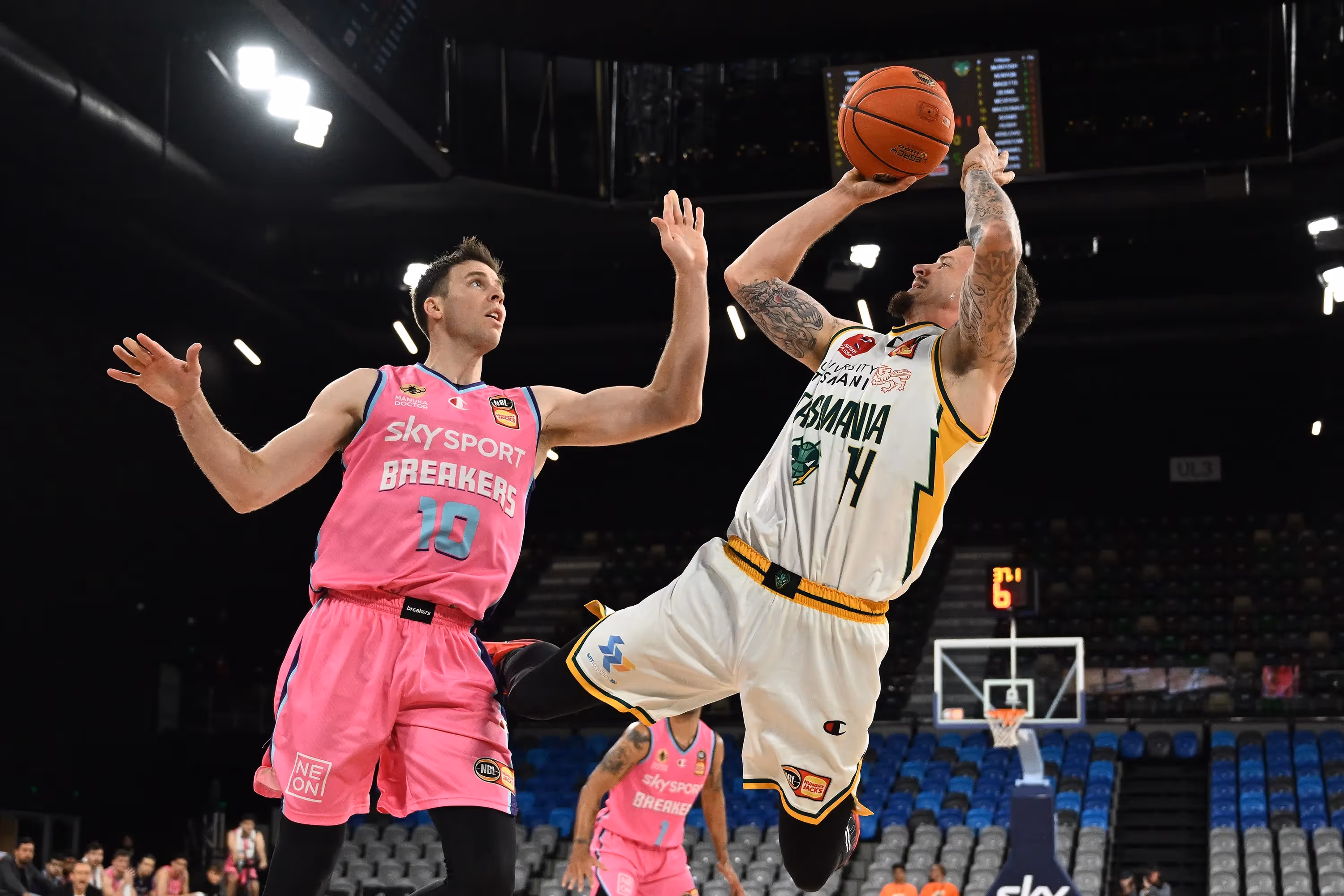 Adams Helps Keep JackJumpers Alive Despite Loe's Heroics