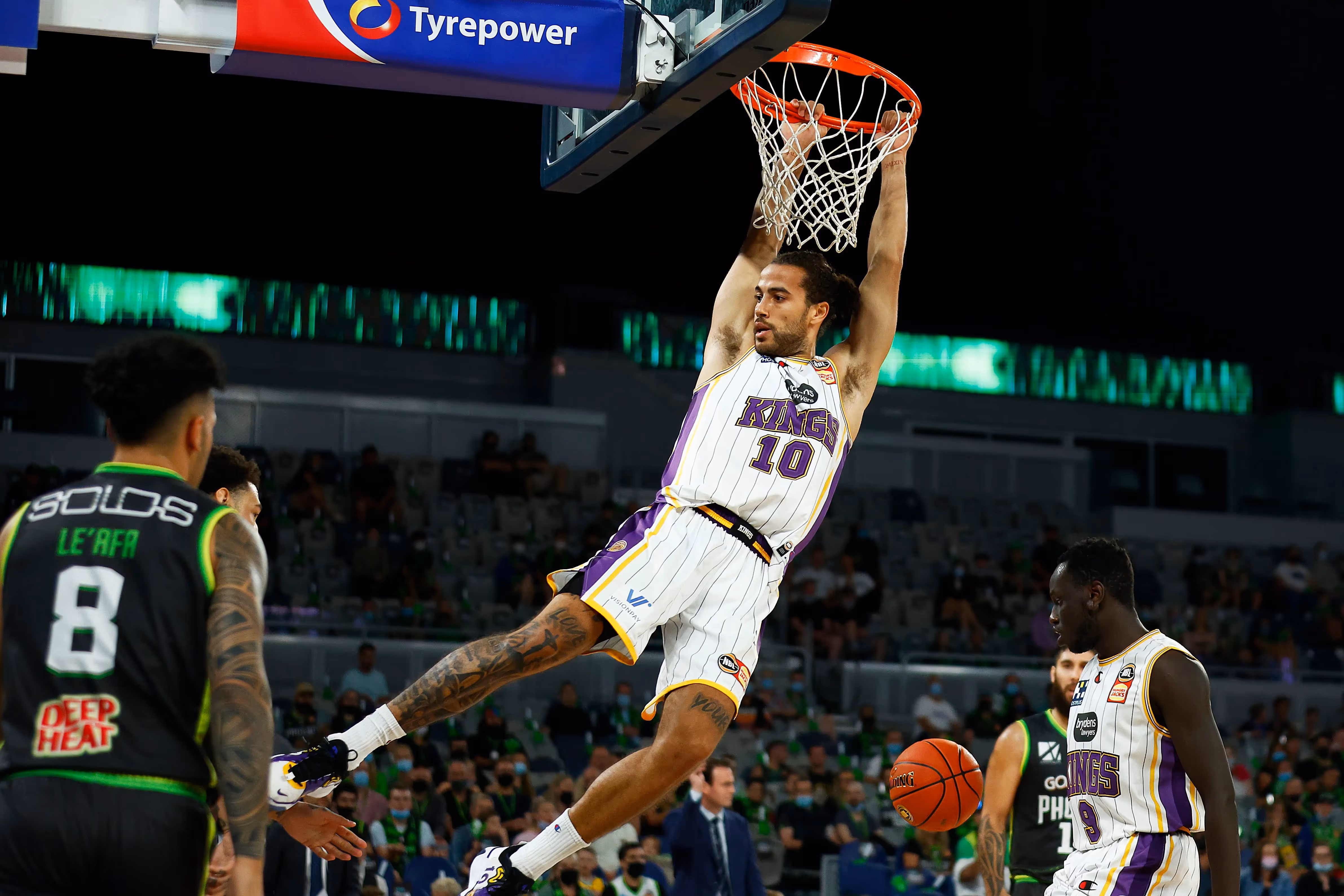 Cooks Rises and Lifts Kings to Win Over Phoenix