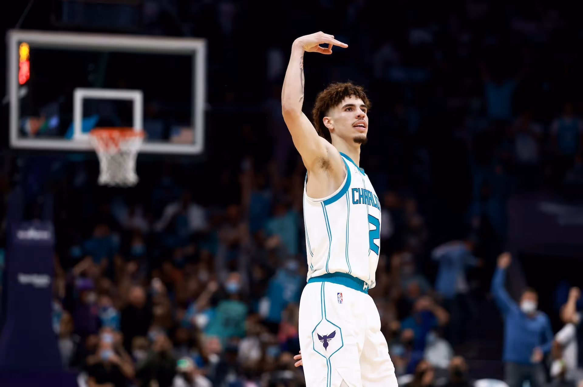 LaMelo shines on opening night, Giddey starts