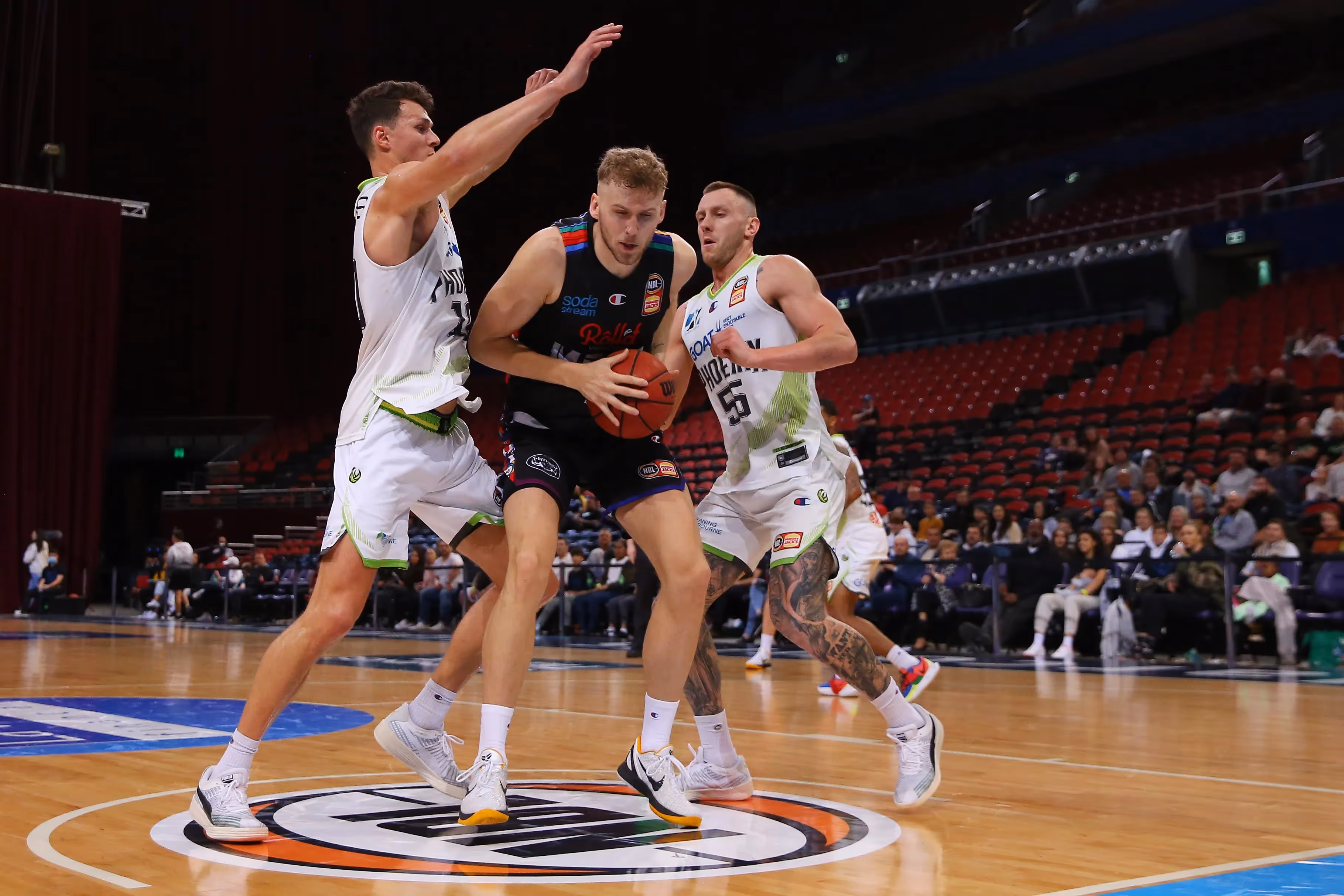 United dominate Phoenix to claim Game 1