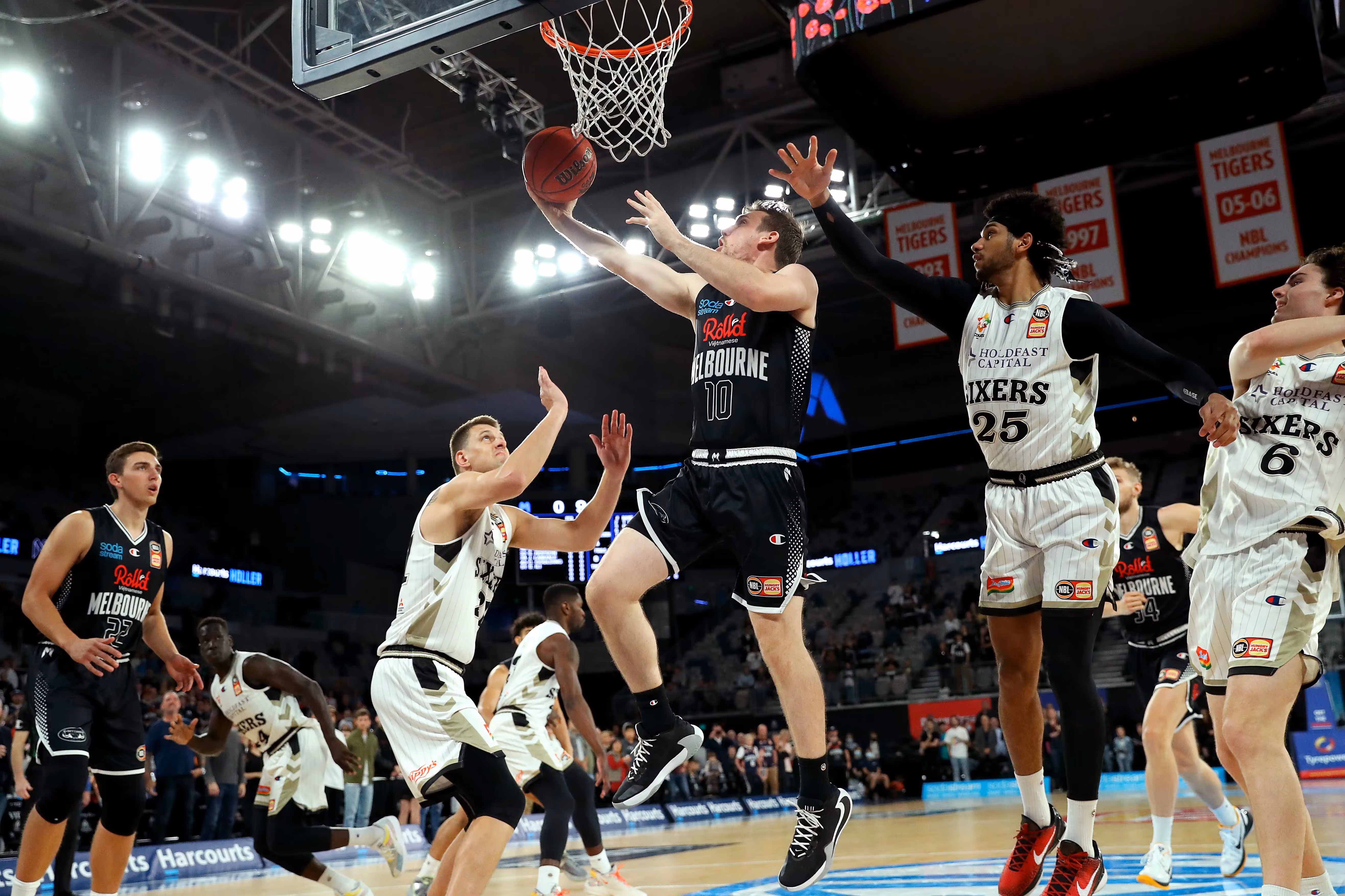 United stay top with ninth straight win