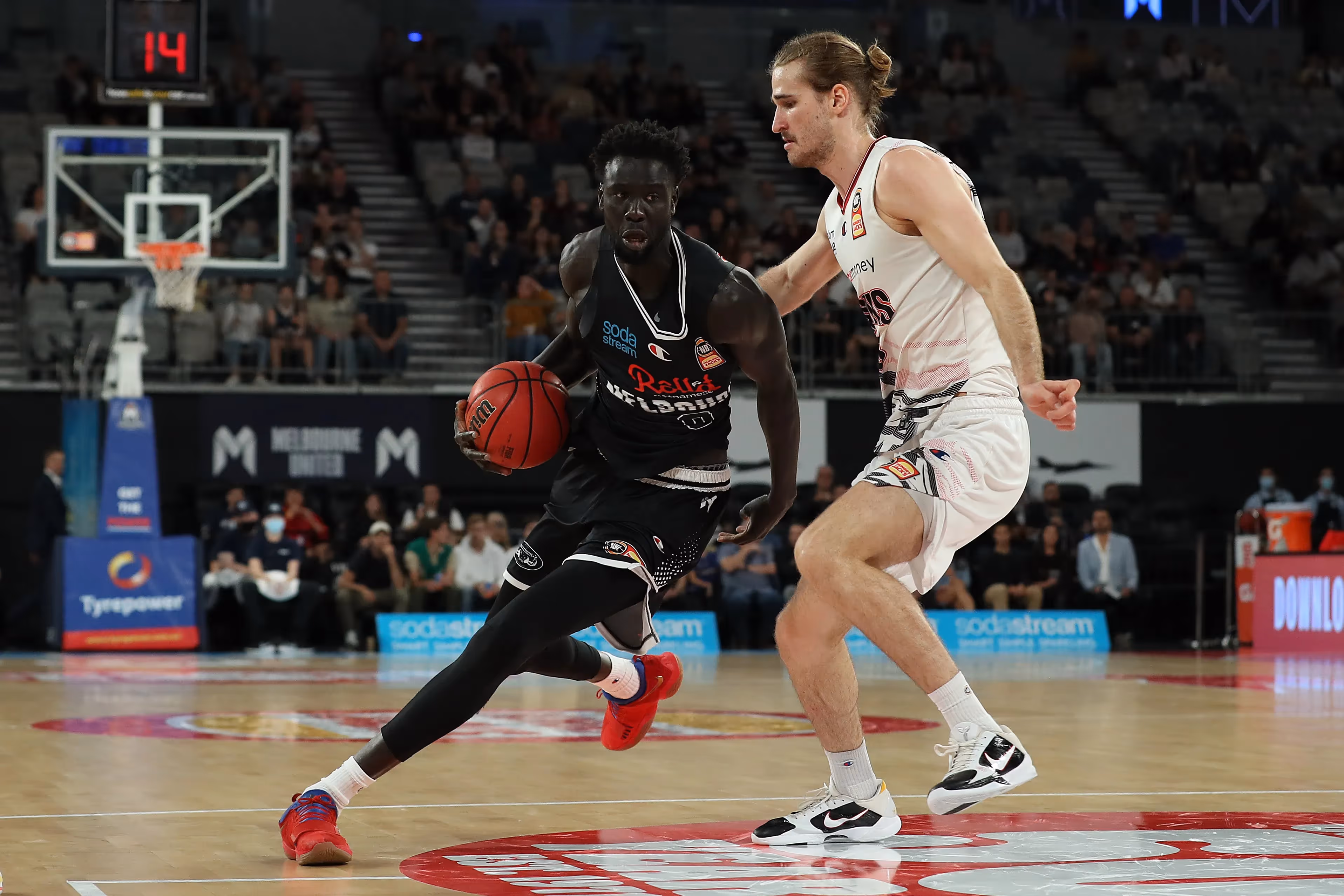 Big first half sets up United's eighth straight win