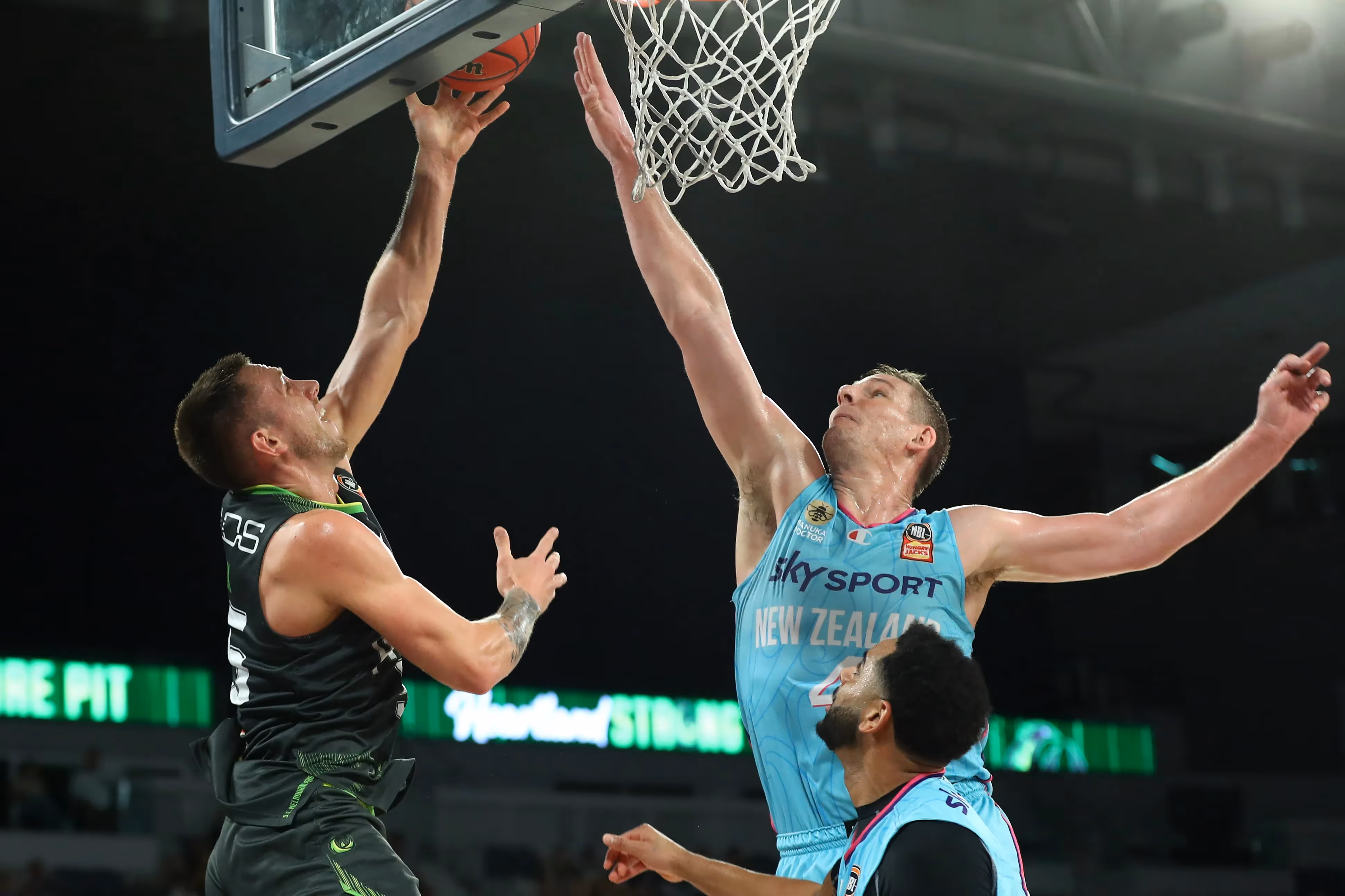 Phoenix overcome Iverson's inside dominance