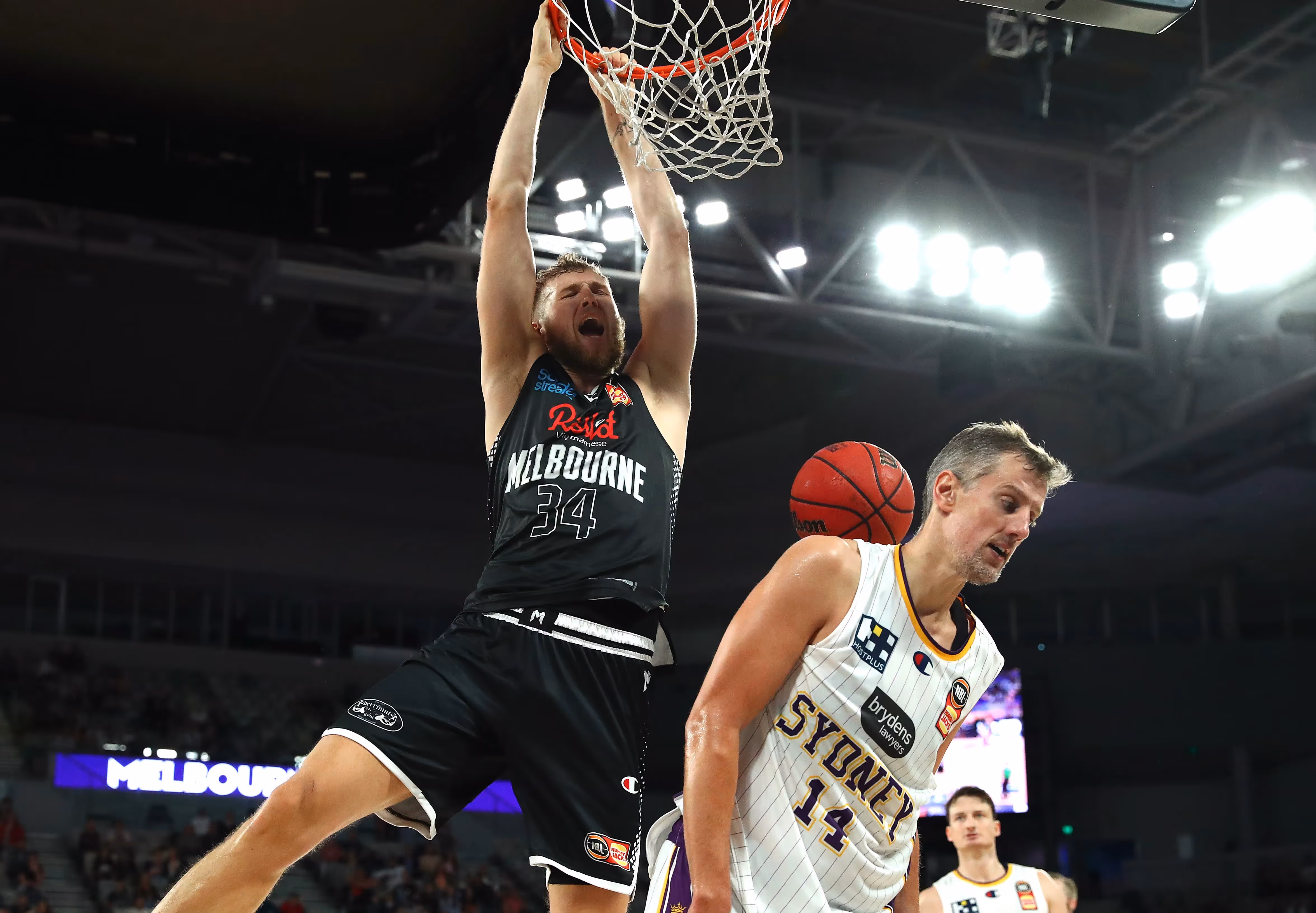United hold off Kings as rivalry is renewed