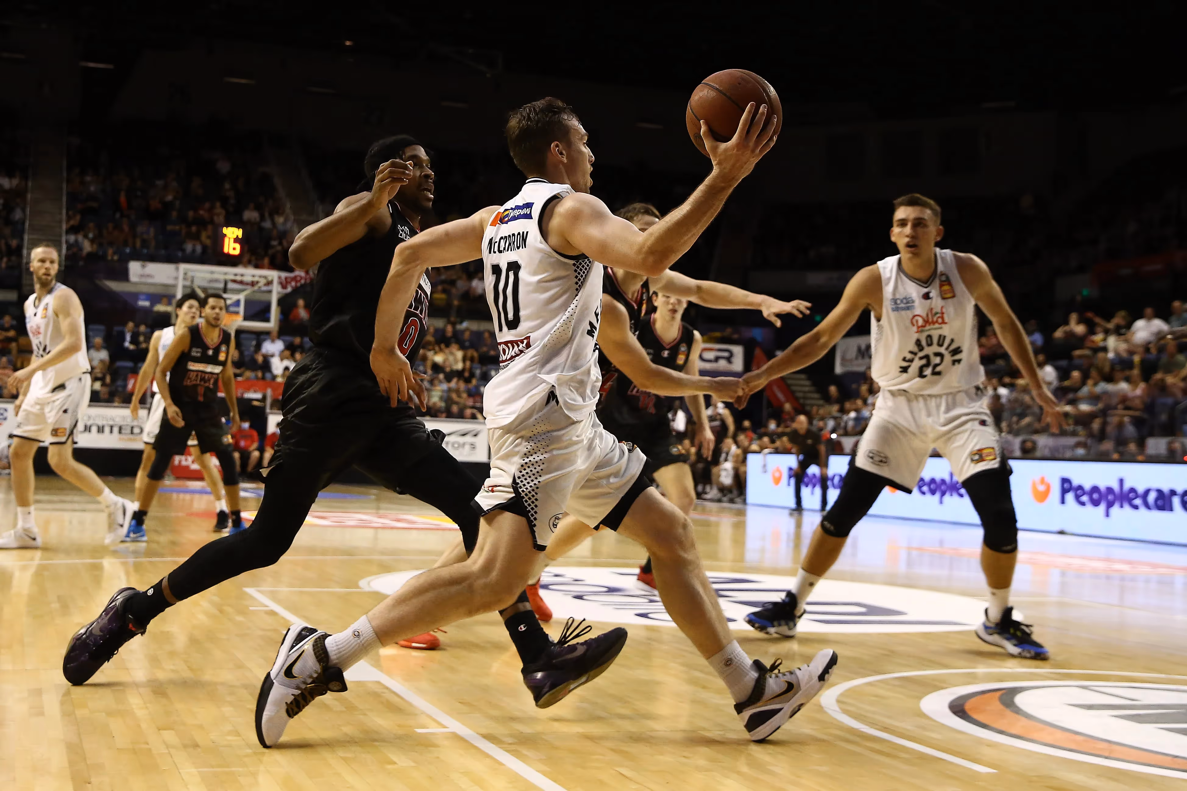 United spoil Hawks homecoming to go 6-0