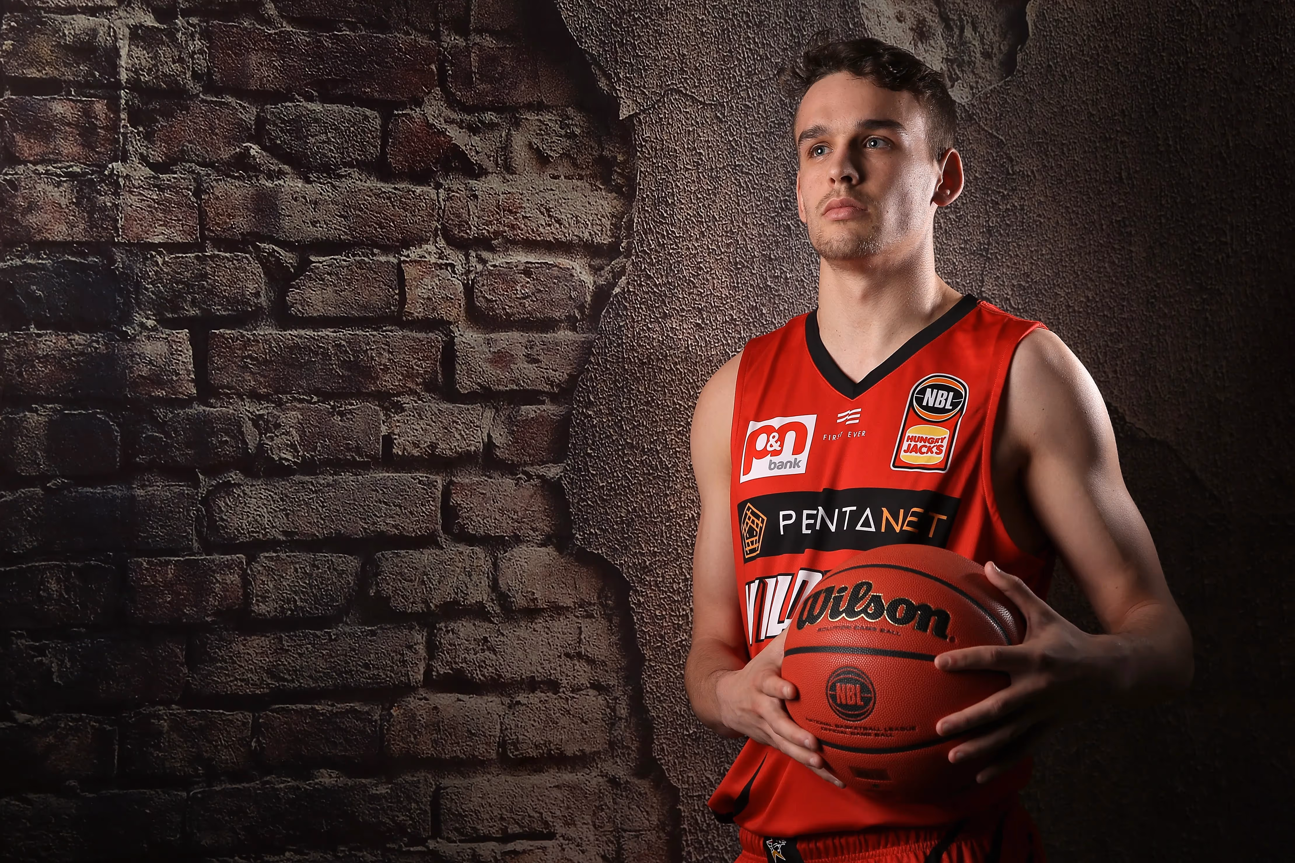 Taylor Britt Re-signs with Wildcats