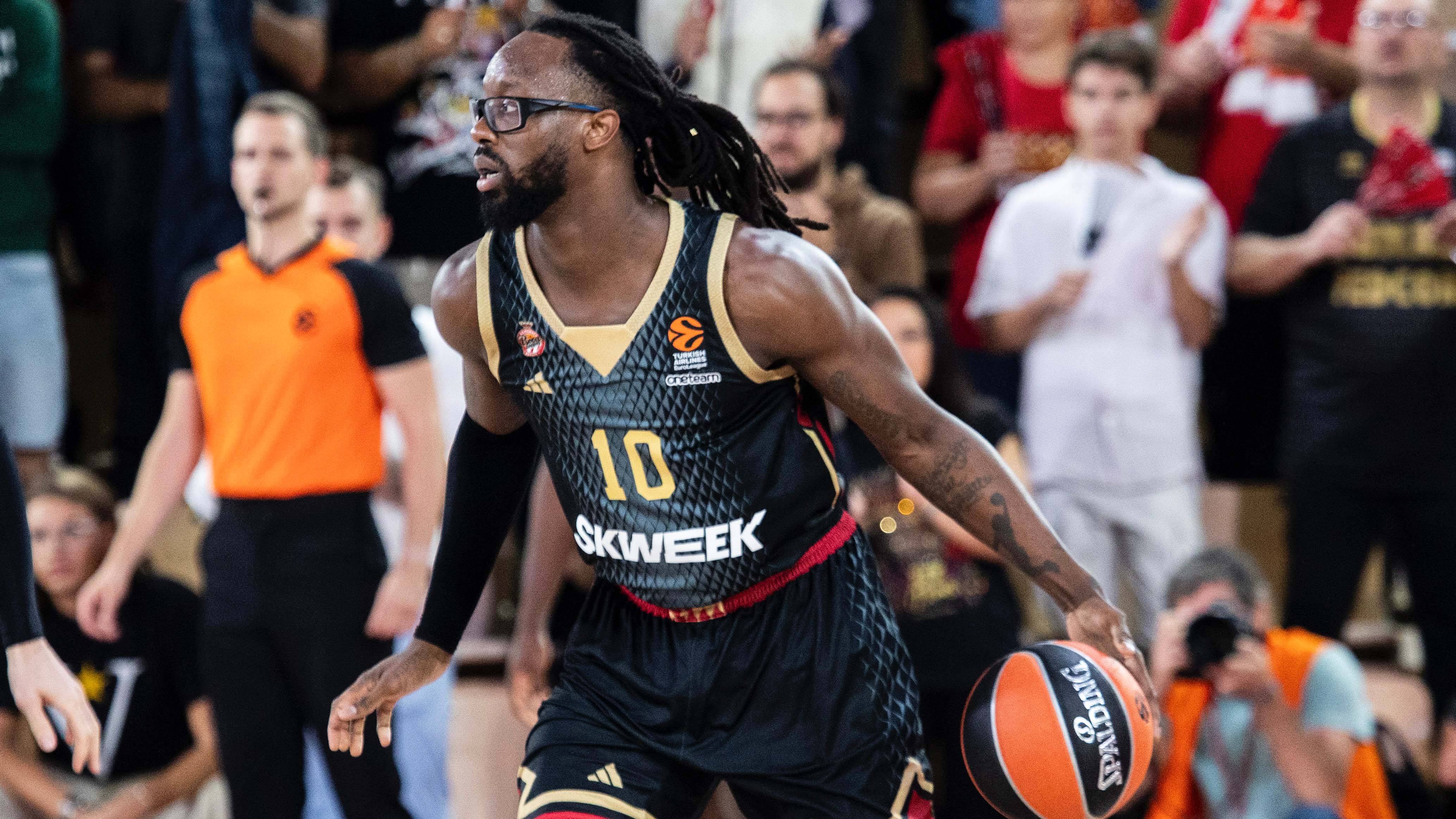 REPORT: Phoenix add defensive anchor