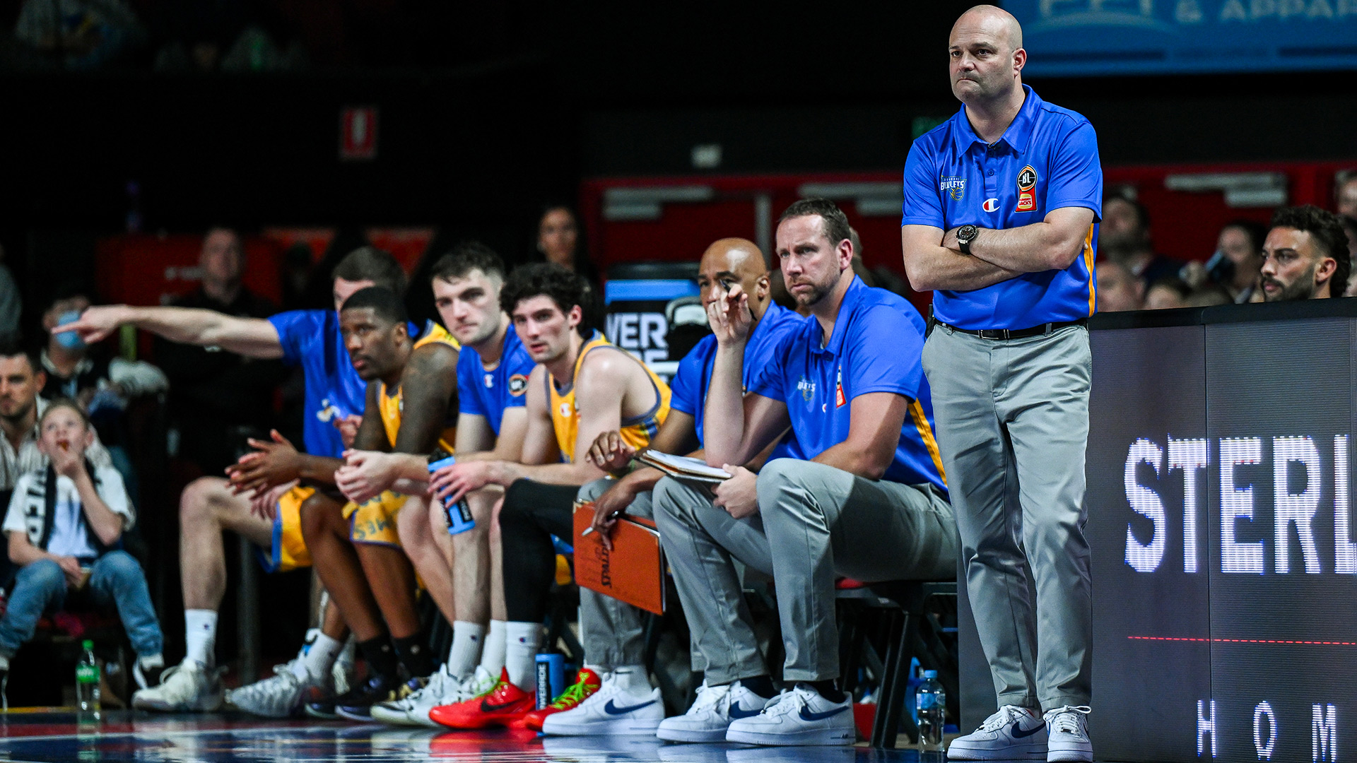 Bullets back "unorthodox" coach, slam critics