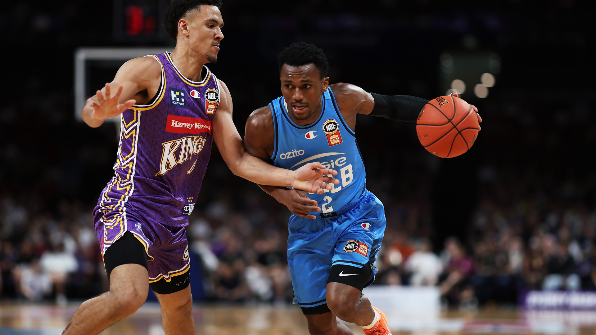 United stay perfect with win in Sydney