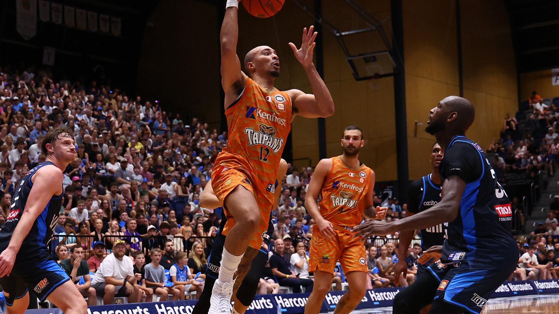 Snakes win hot Bendigo thriller over United