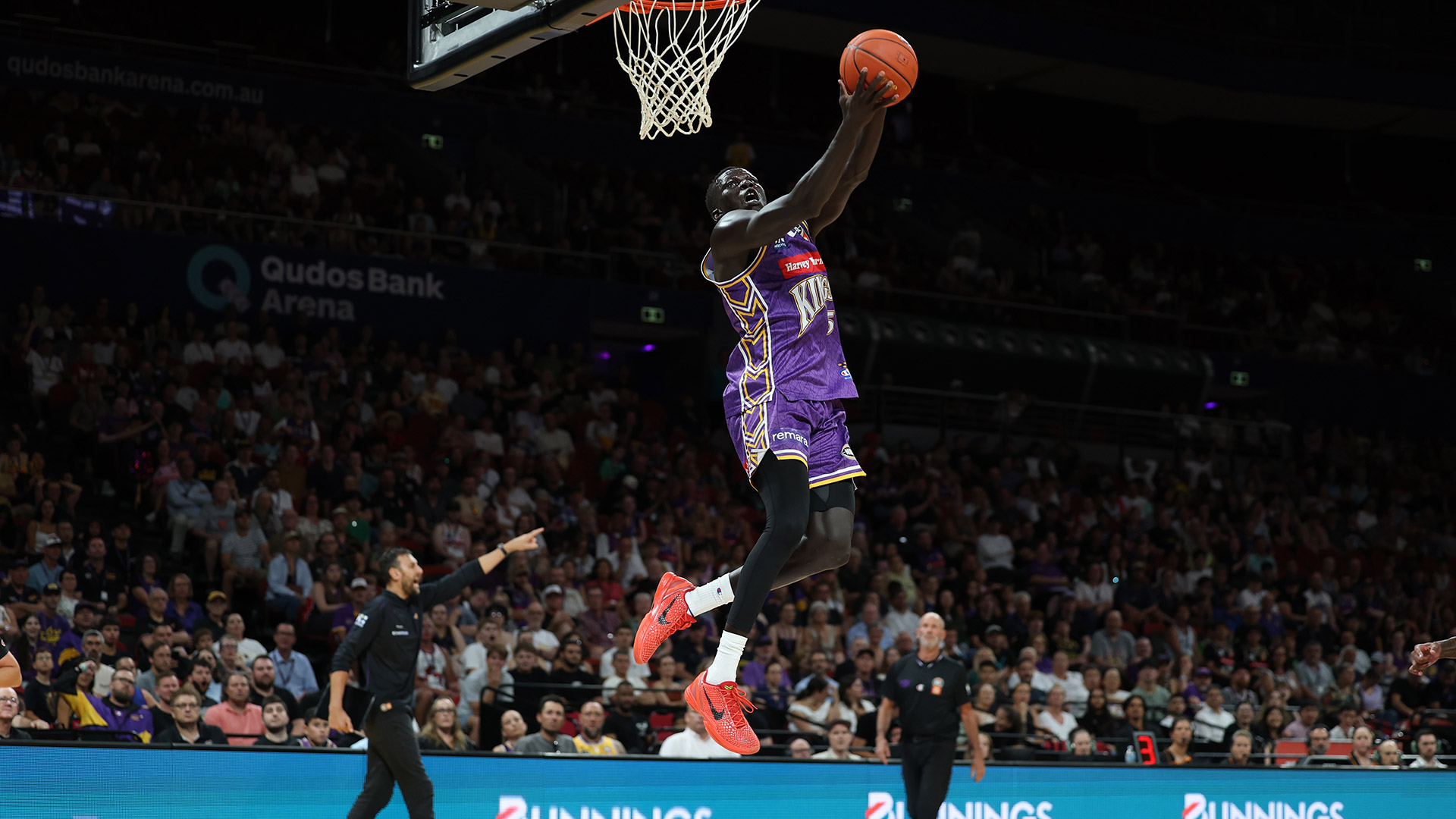 Kings stay hot with big win over Hawks