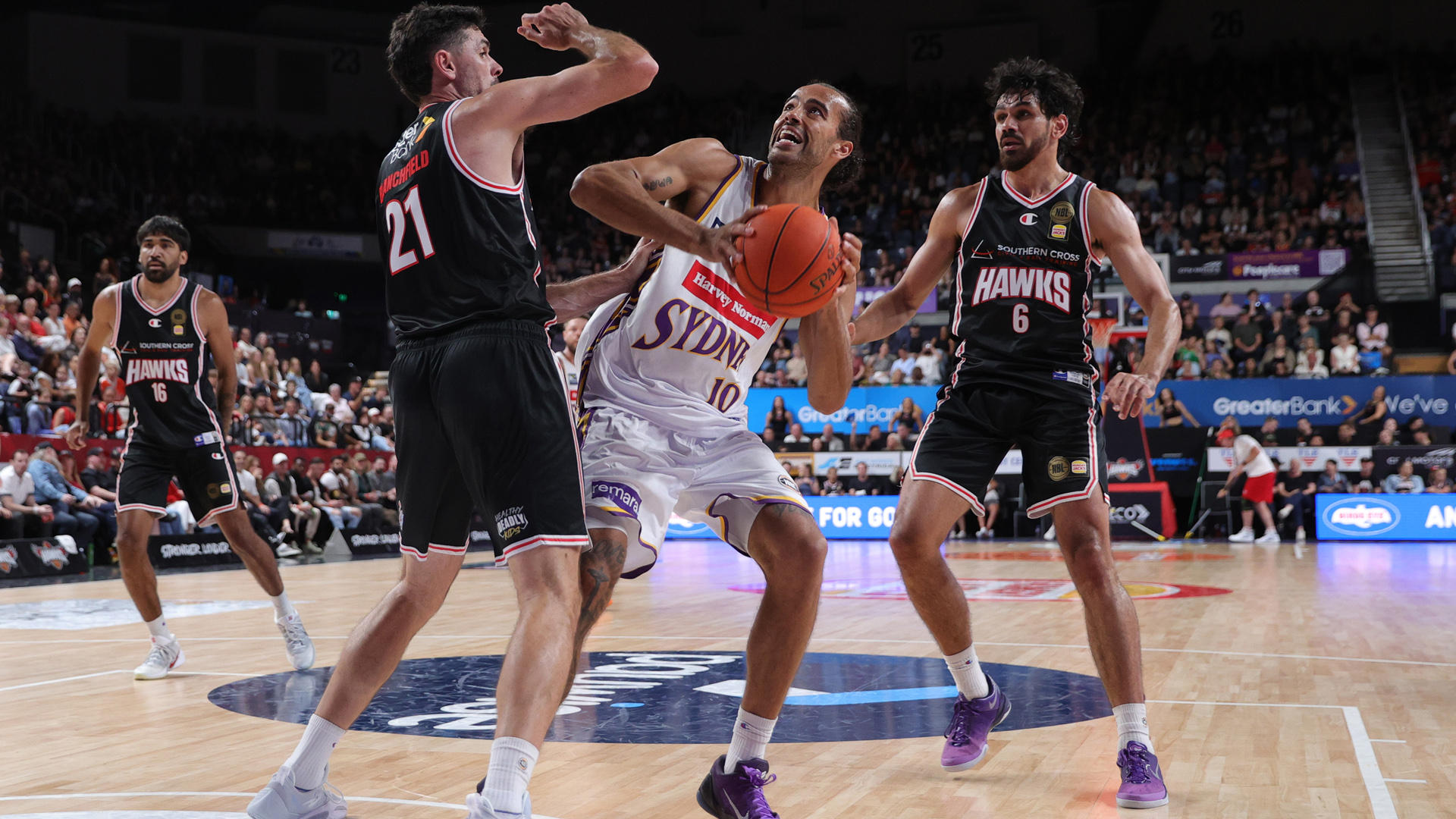 Kings go top with big win over Hawks