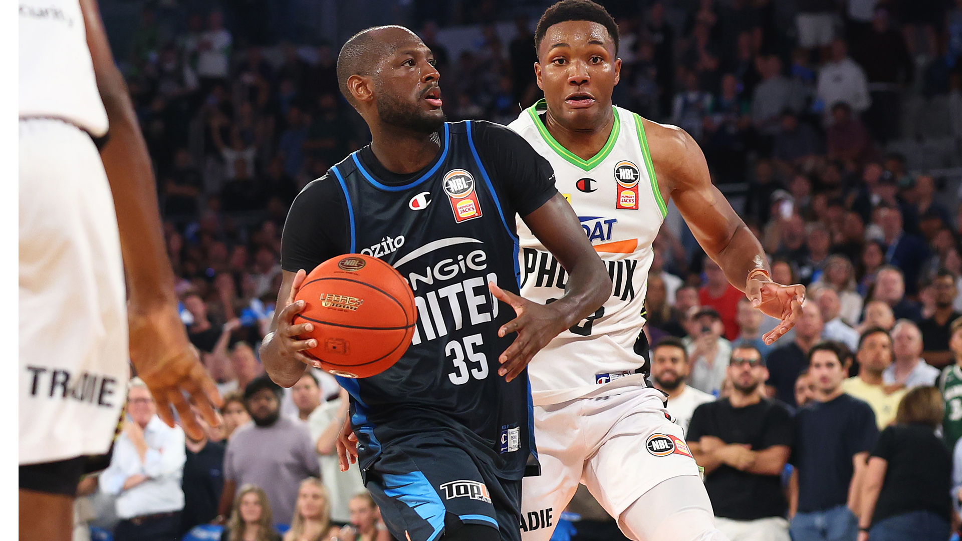 United dig deep to stay chance of fourth