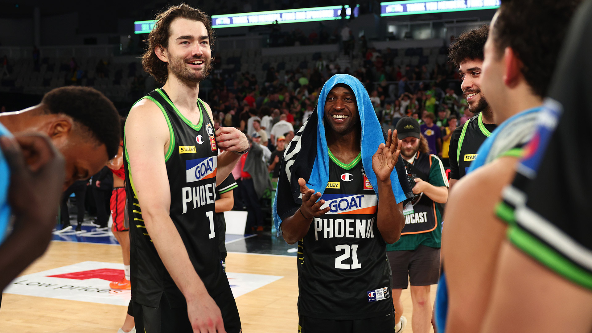 Phoenix dominate Wildcats in Finals opener