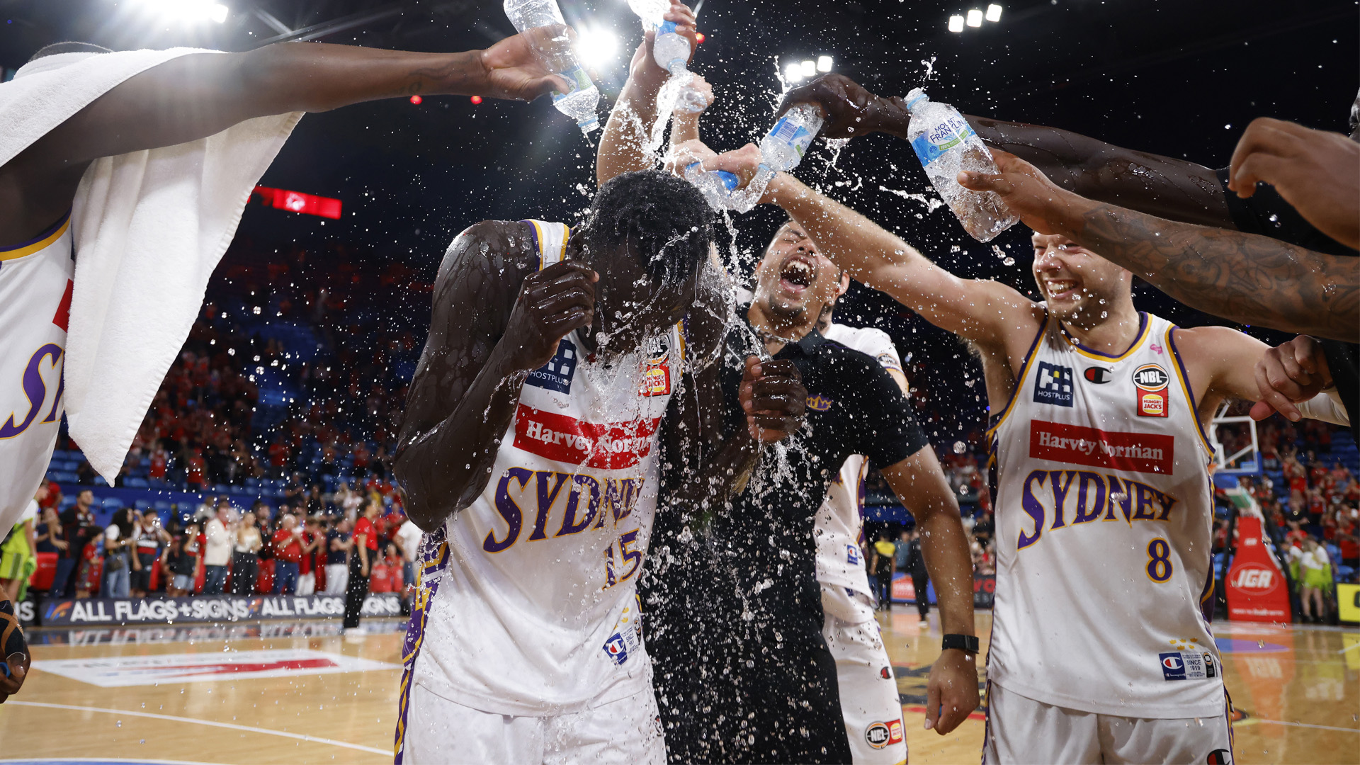 Kings take charge in Perth to advance