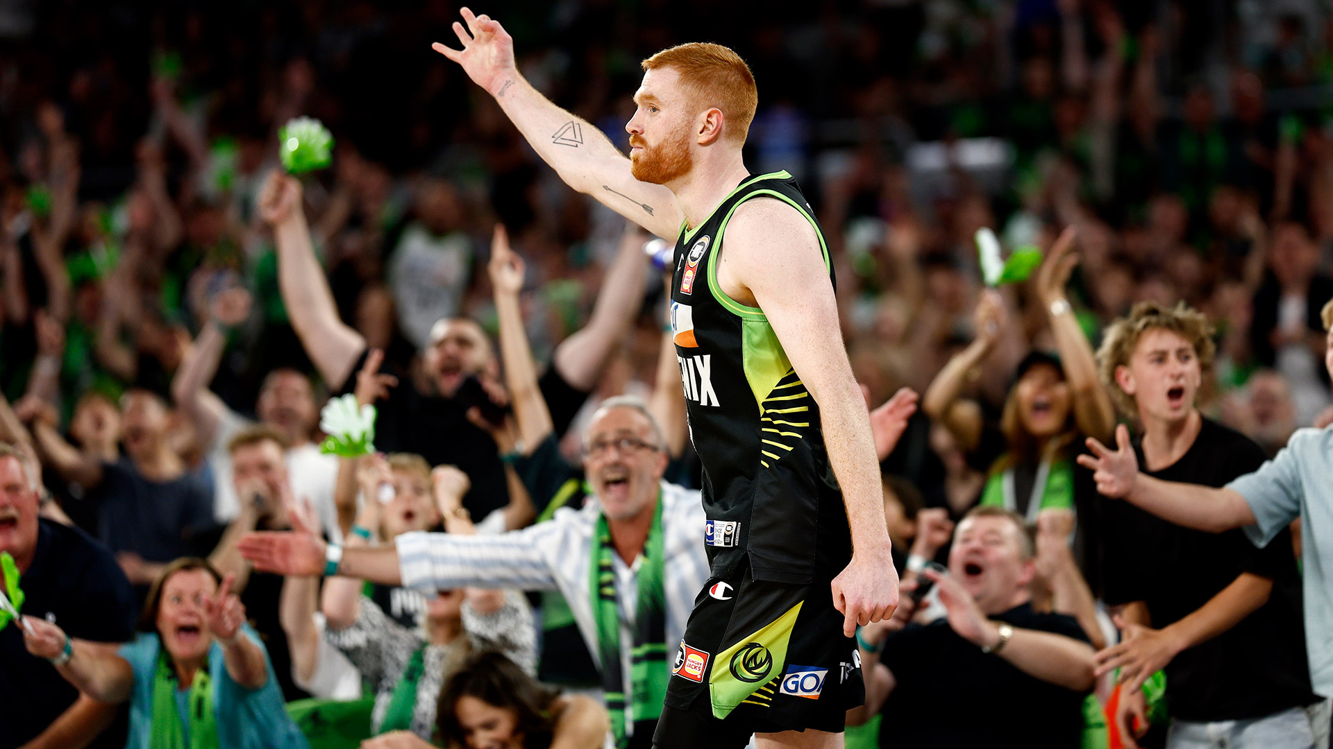 REPORT: Gloves are on as Phoenix star re-signs