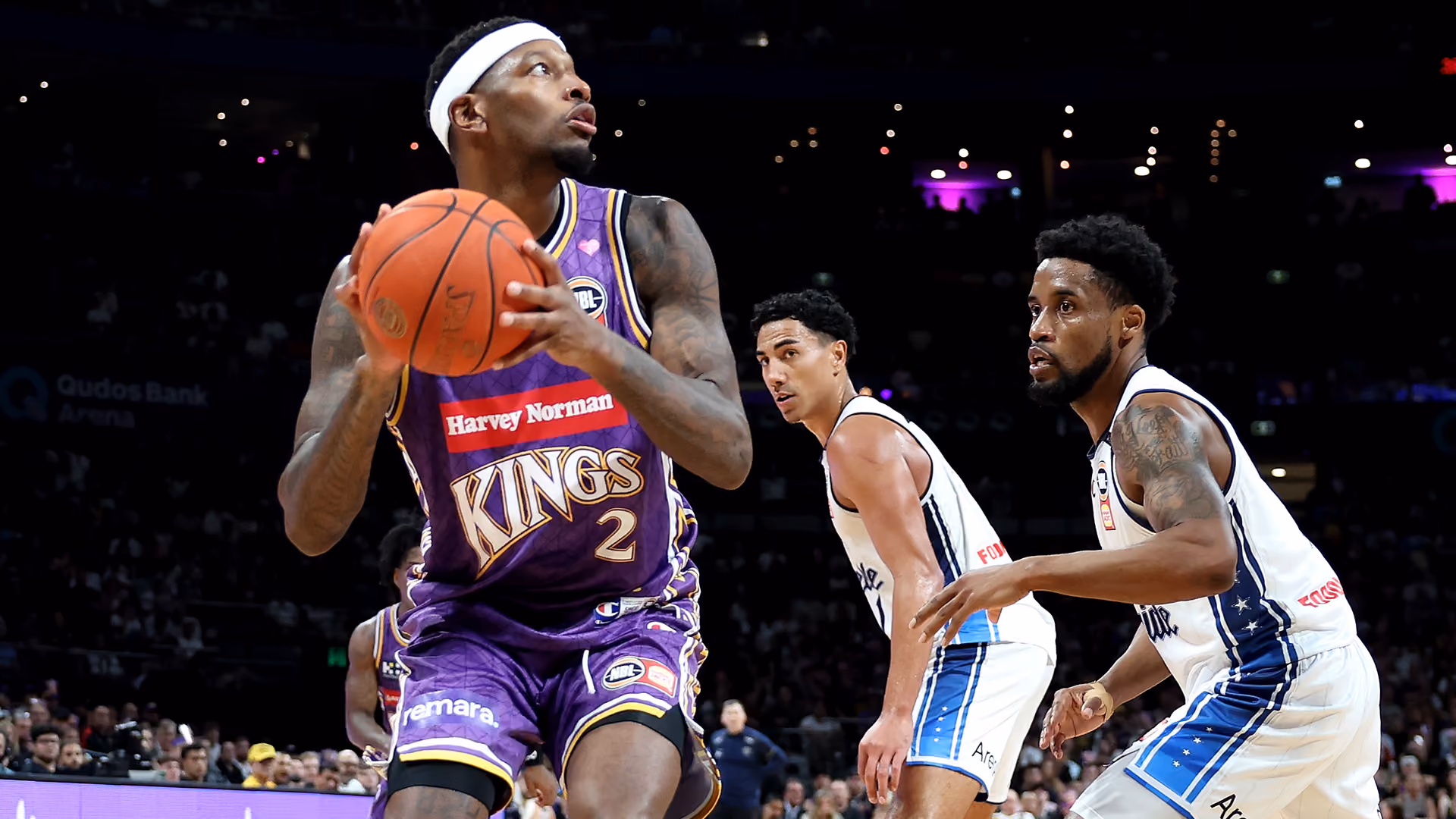  NBA veteran re-signs with champions