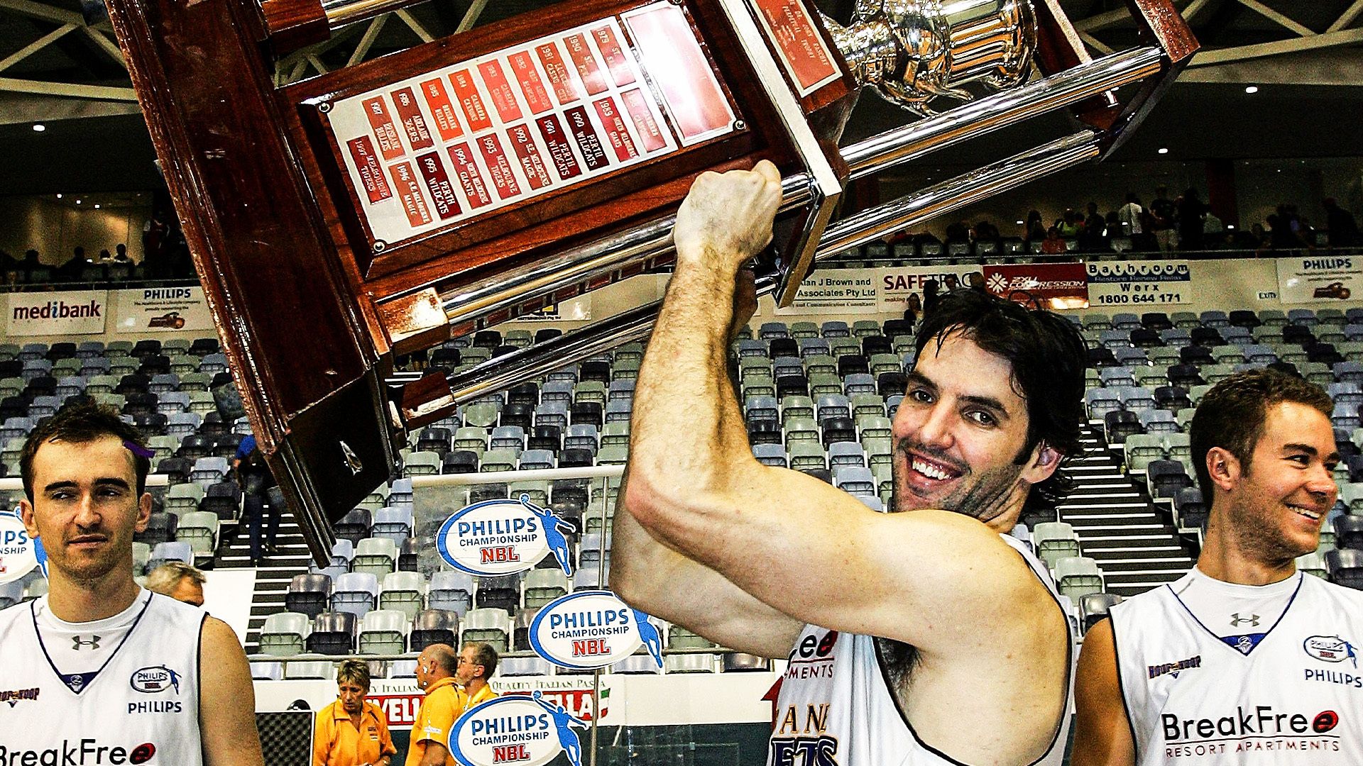 THROWBACK | Slammin' Sam dominates for Bullets
