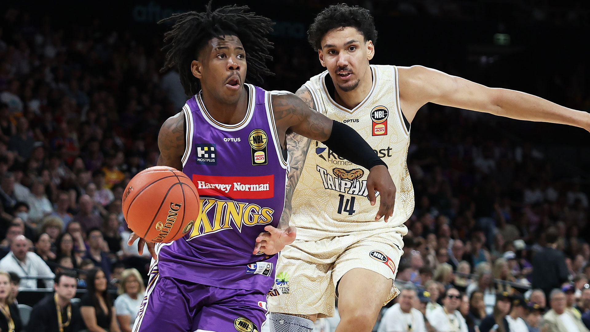 Kings, Davis open title defence in style