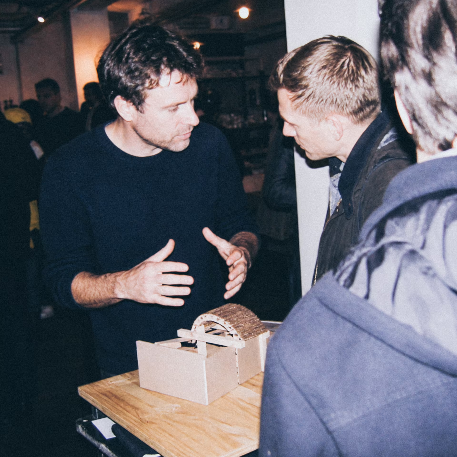 Besucher:innen im Gespräch an einem Startup-Stand im Impact Hub Bern
