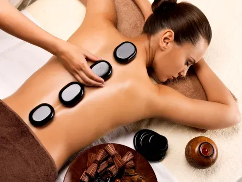 Hot Stone Massage in Klagenfurt zur Tiefenentspannung mit warmen Lavasteinen