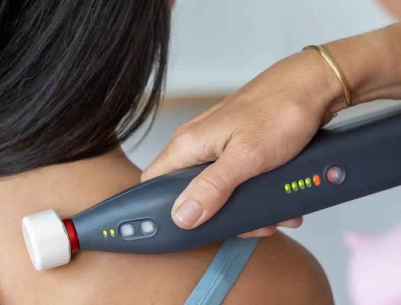 Anwendung der Matrix Rhythmus Therapie im Nackenbereich | MLV Massagen