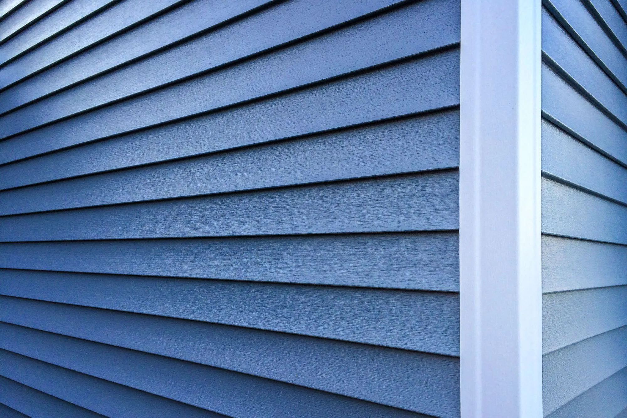 White Oak Painting. We can paint your old vinyl siding in Burlington, Iowa.