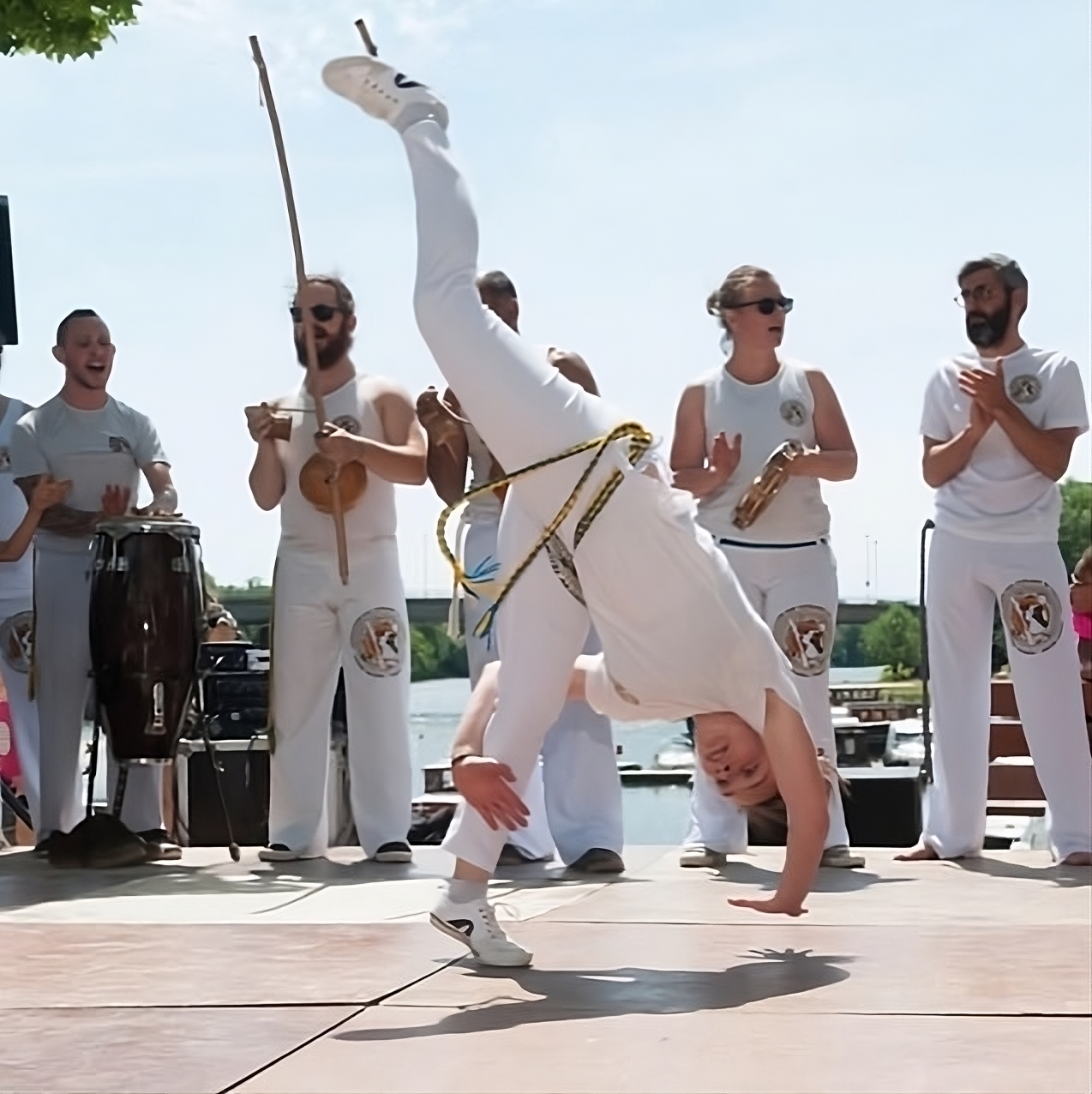 Demonstration de capoeira à angers, acrobatie avec instruments