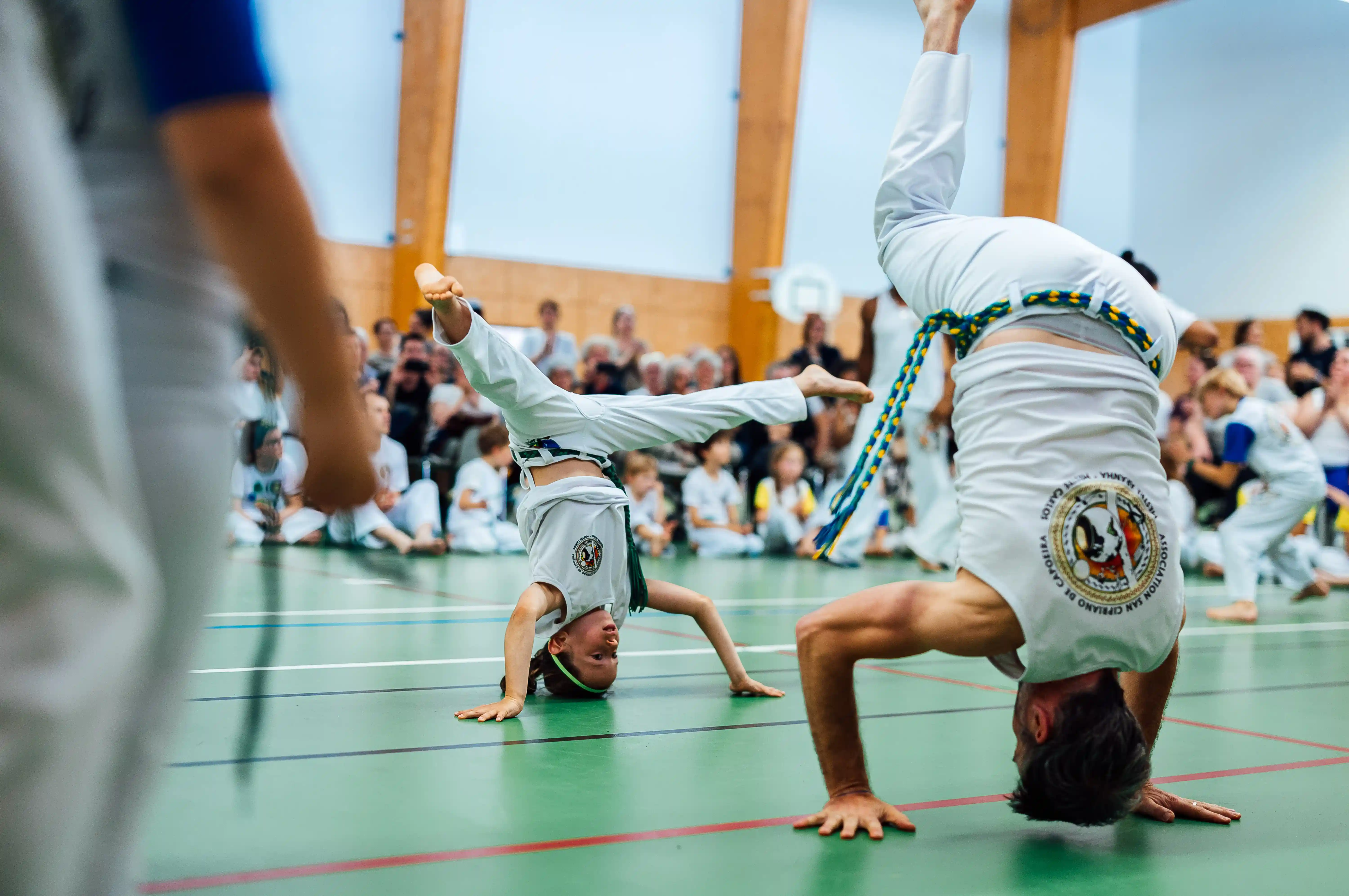 Figures acrobatiques de capoeira lors du batizado