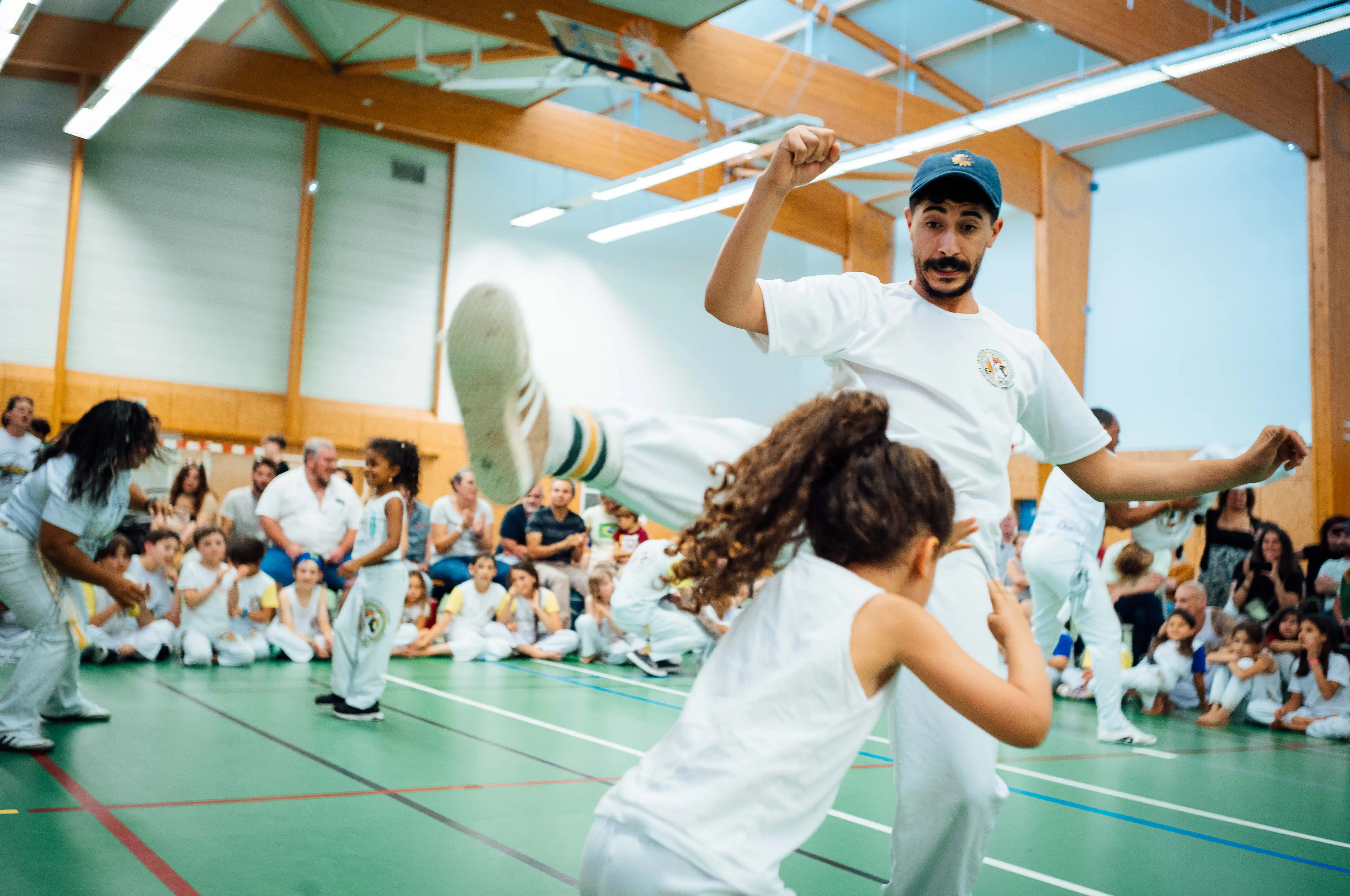 Moment complice pendant une démonstration de capoeira