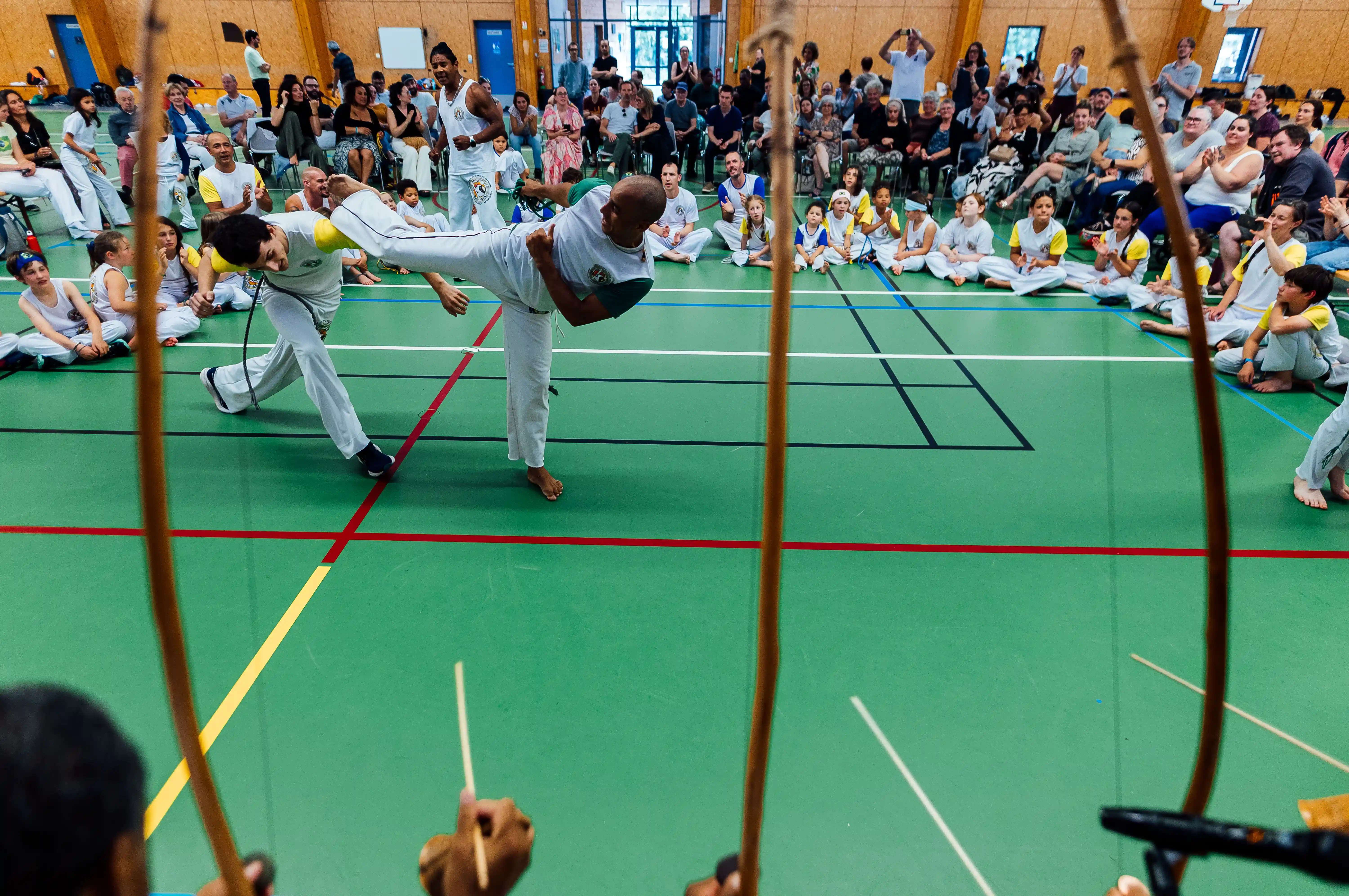 Jeu de capoeira au centre de la roda