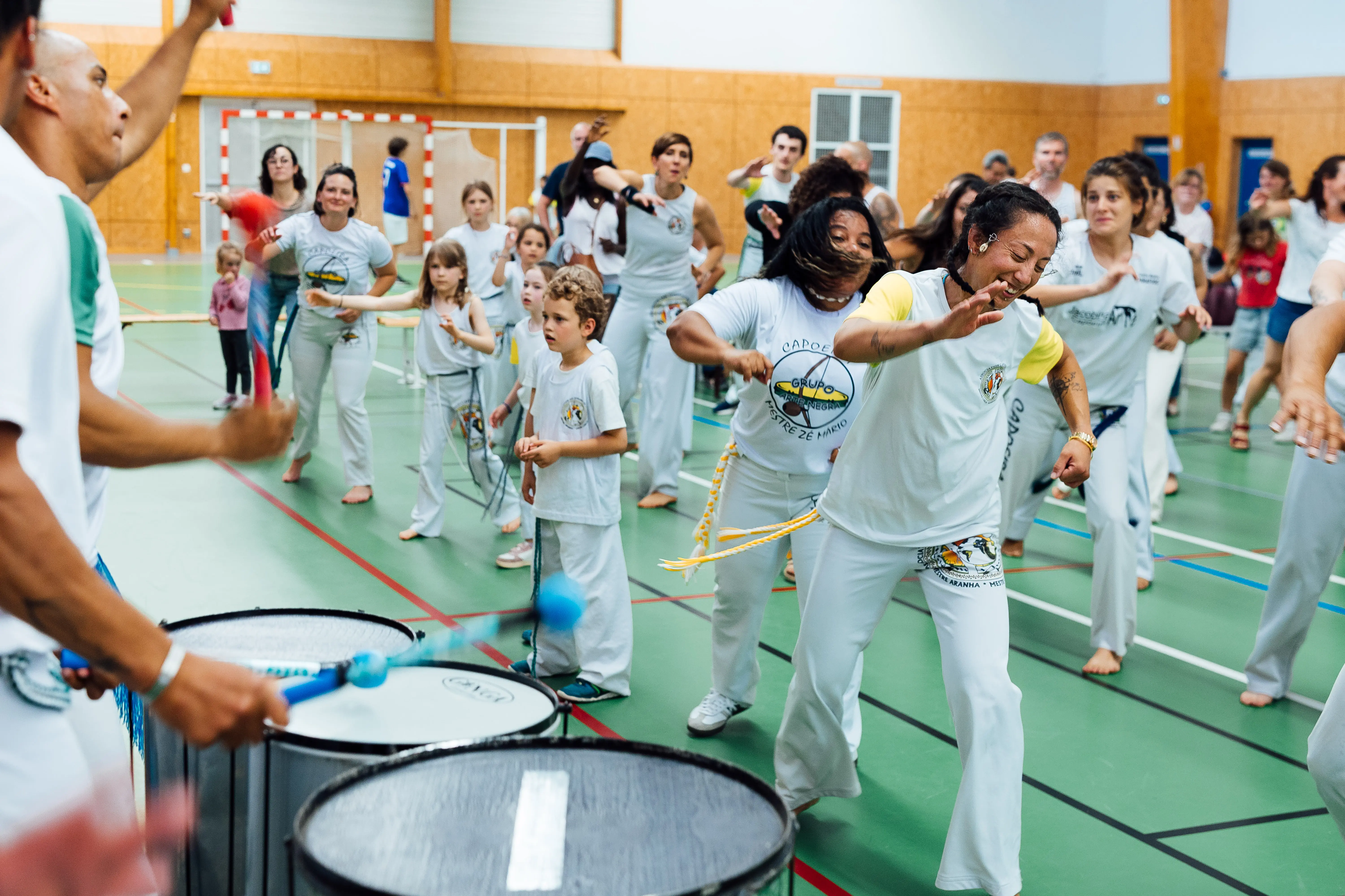 Danse et percussions pendant le batizado Alegria