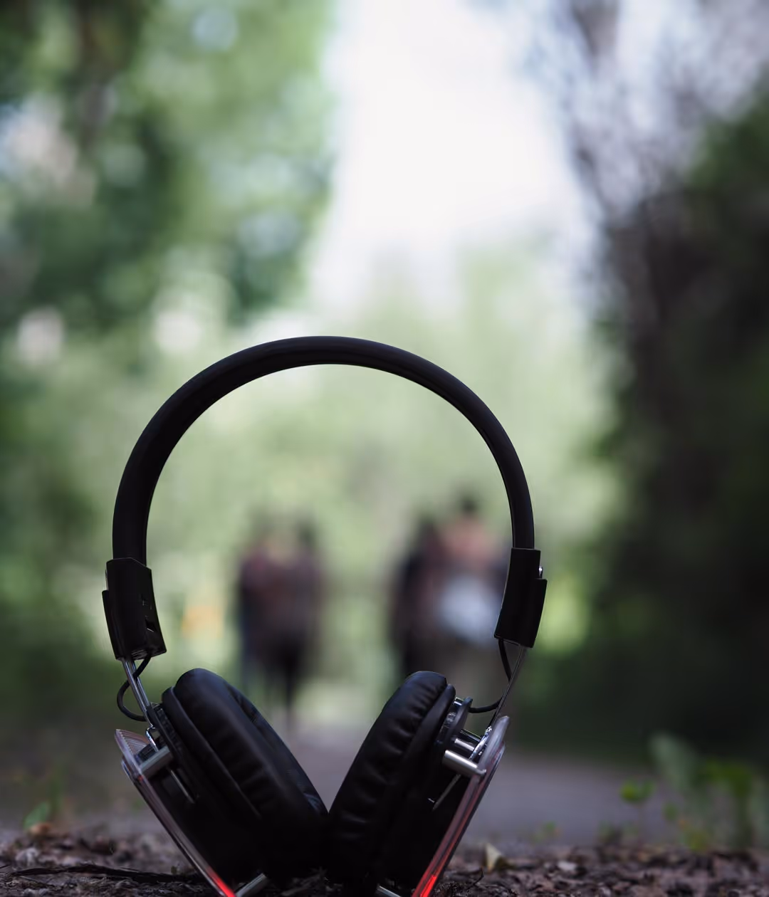 Premier plan d'un casque sur un décor de forêt flou.
