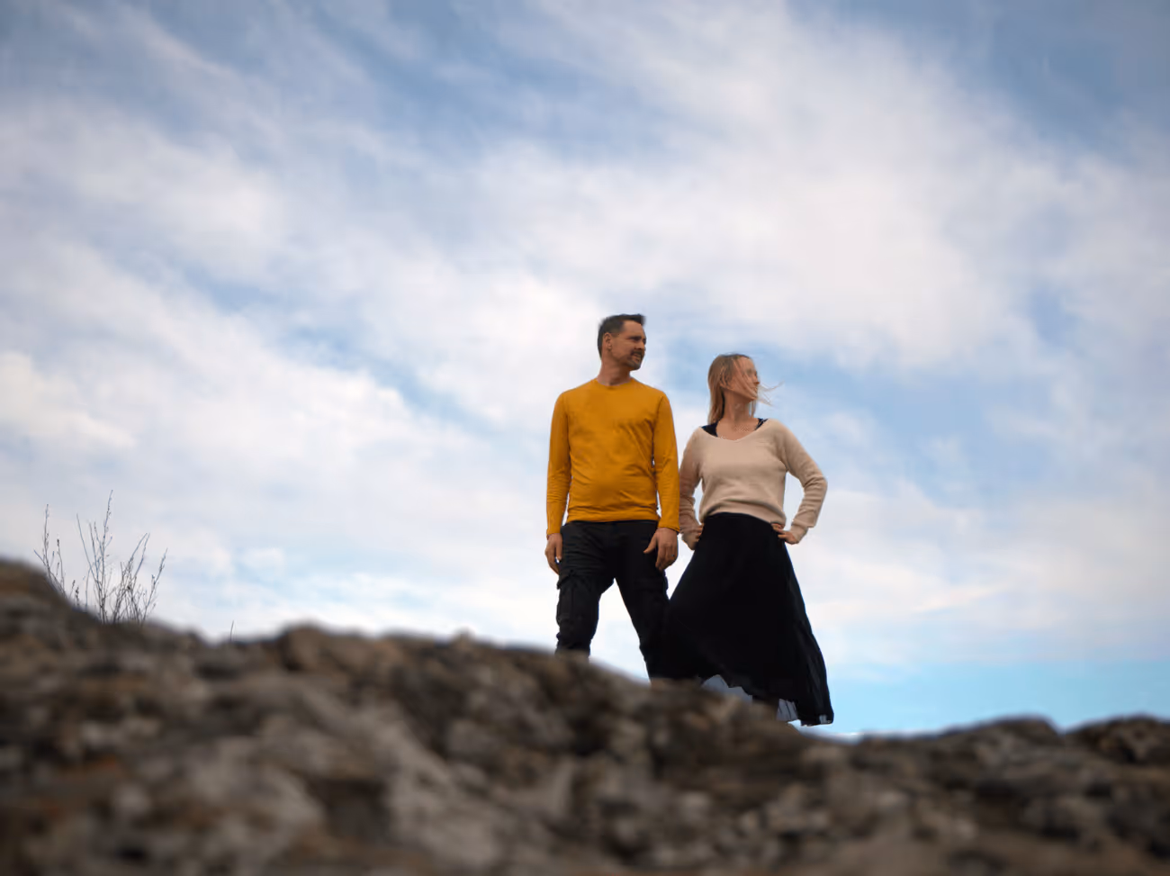 Emilie et Didier côte à côte sur une colline