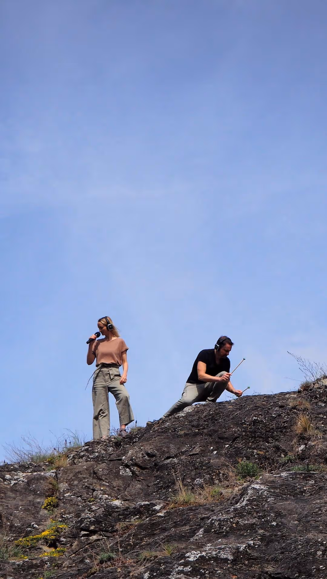Emilie Vuissoz et Didier Metrailler performent sur une colline