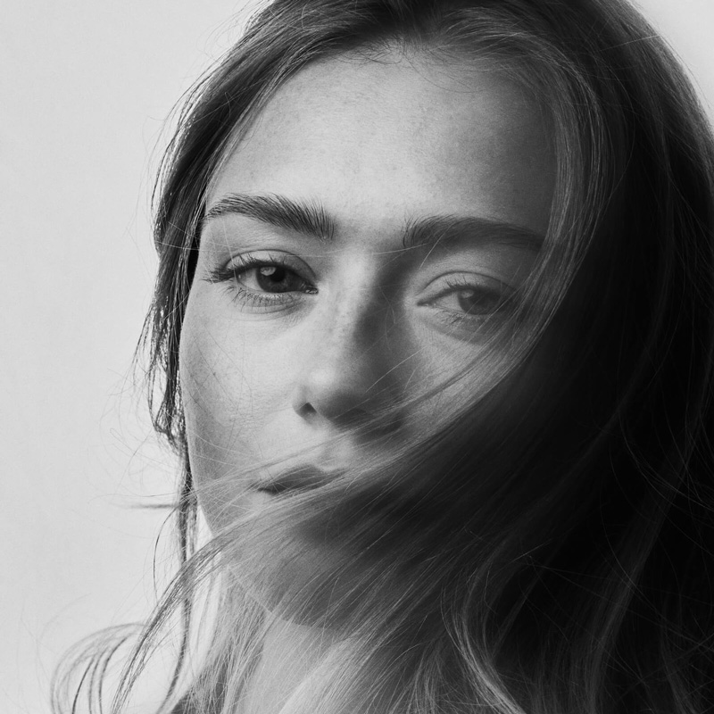 Portraitfotografie von Frau. Shooting auf gelbem Hintergrund