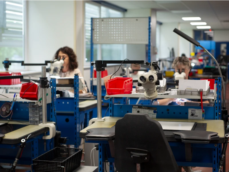 employées d'IDMM inspectant des pièces