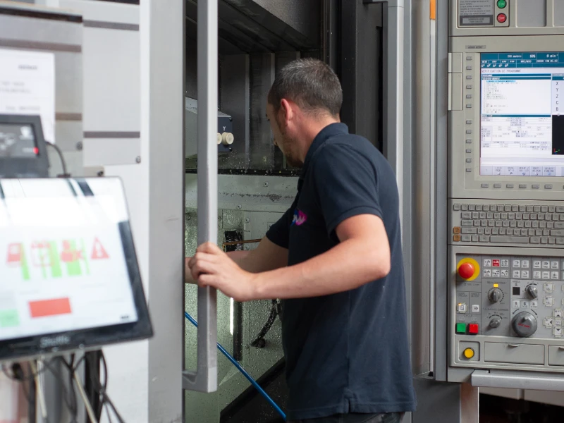 technicien d'usinage chez IDMM entreprise d'usinage