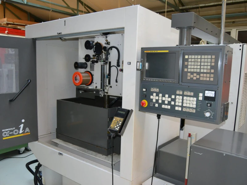 Salariés et locaux de VFE : Fabrication de moules et outillages, Mécanique de précision, Atelier d'usinage, Usinage - Manche