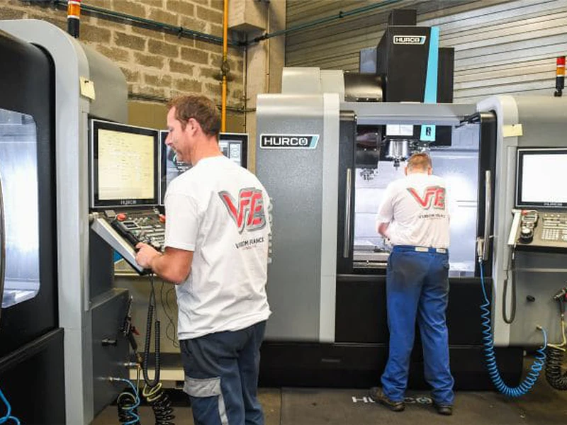 Salariés et locaux de VFE : Fabrication de moules et outillages, Mécanique de précision, Atelier d'usinage, Usinage - Manche