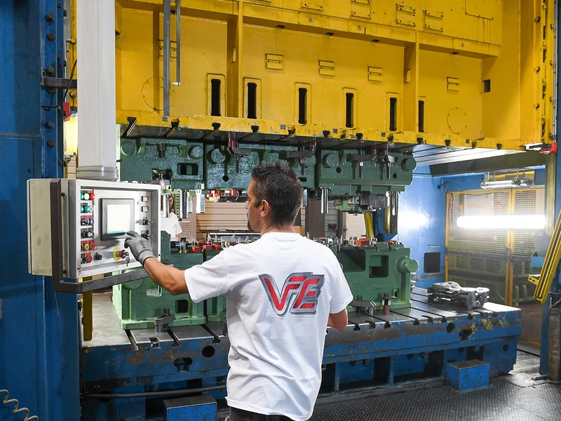 Équipes d'une entreprise de Fabrication de moules et outillages, Mécanique de précision, Atelier d'usinage, Usinage à Saint-Lô, Cherbourg-Octeville, Coutances, Avranches