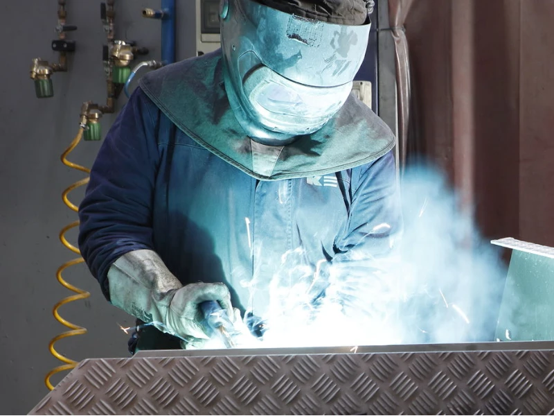 Équipes d'une entreprise de Découpe laser, Découpe jet d'eau, Tôlerie à Évreux, Les Andelys, Bernay