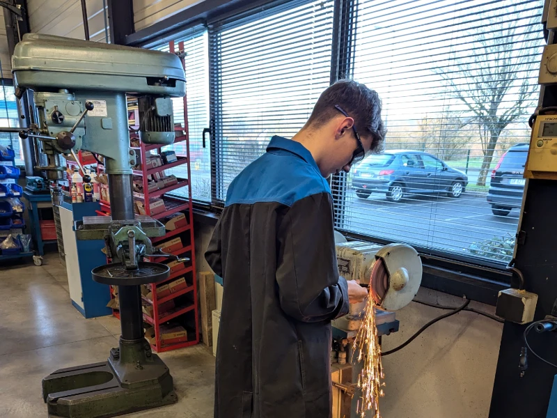 Équipes d'une entreprise de Usinage, Mécanique de précision, Fraisage, Tournage à Besançon, Montbéliard, Pontarlier