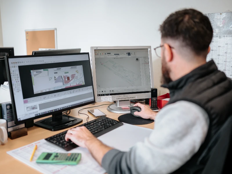 Équipes d'une entreprise de Découpe jet d'eau à La Roche-sur-Yon, Les-Sables-d'Olonne, Fontenay-le-Comte