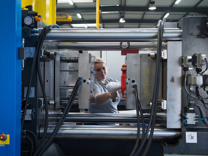 Équipes d'une entreprise de Injection plastique, Fabrication de moules et outillages à Clermont-Ferrand, Ambert, Issoire, Riom, Thiers