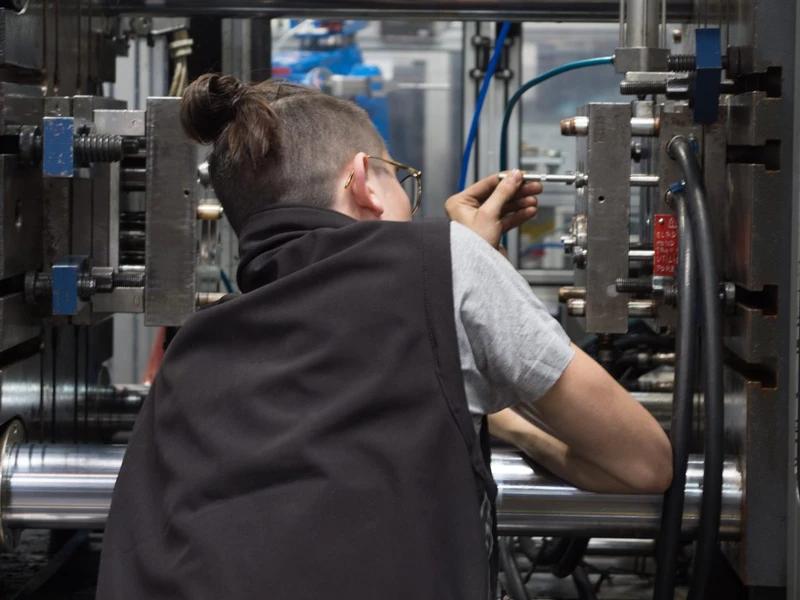 Équipes d'une entreprise de Injection plastique, Fabrication de moules et outillages à Clermont-Ferrand, Ambert, Issoire, Riom, Thiers