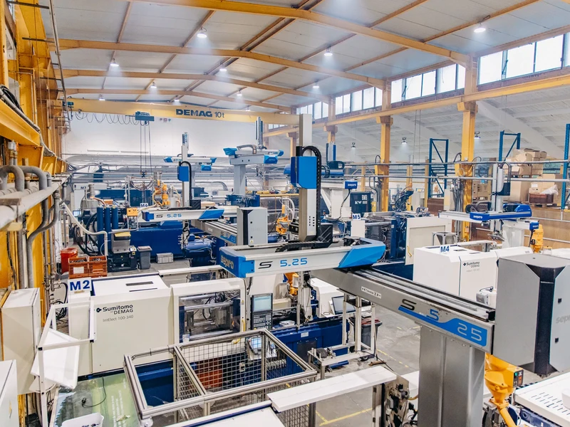 Équipes d'une entreprise de Injection plastique, Fabrication de moules et outillages à Lille, Avesnes-sur-Helpe, Cambrai, Dunkerque, Douai, Valenciennes