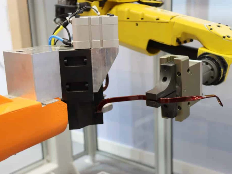 Équipes d'une entreprise de Fabrication de machines, Fabrication de machines spéciales à Épinal, Neufchâteau, Saint-Dié-des-Vosges